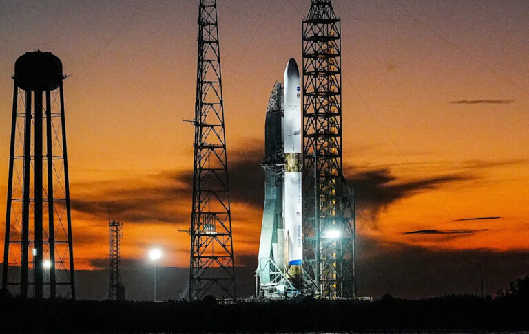 NASA Blue Origin запускает ракету, чтобы подняться из Флориды.