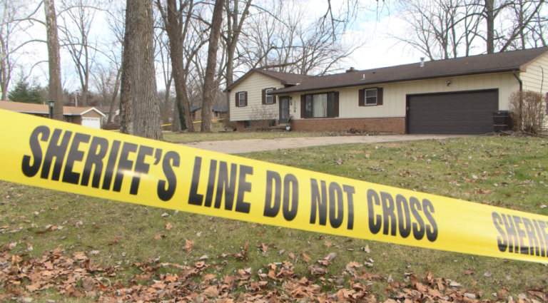 Полиция Махомета расследует дело, быстро опознав подозреваемого через год после тройного убийства