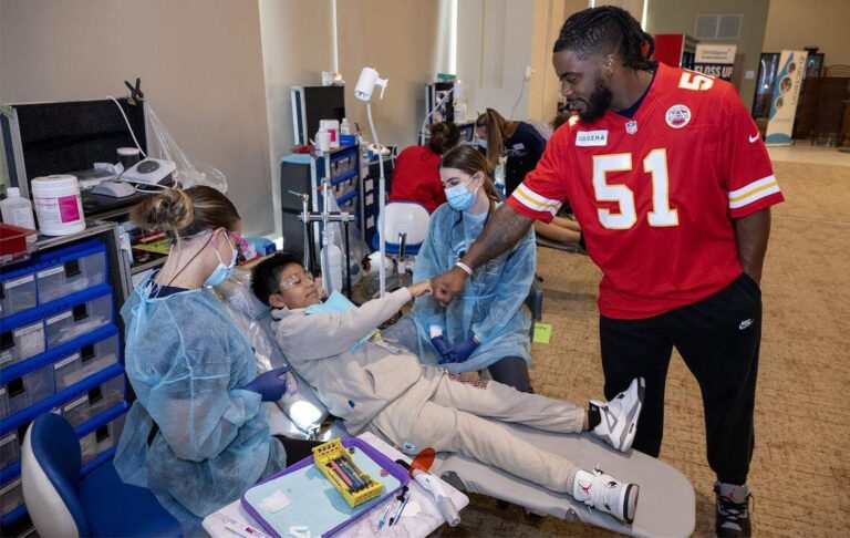 Посмотрите, как игроки вождей помогли этим детям из KC совершить поездку к стоматологу.