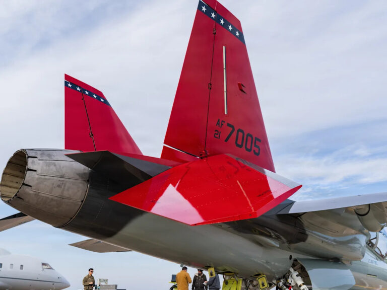 Пилоты ВВС США наконец-то получили учебный самолет, построенный для современной воздушной войны истребителей-невидимок и бомбардировщиков