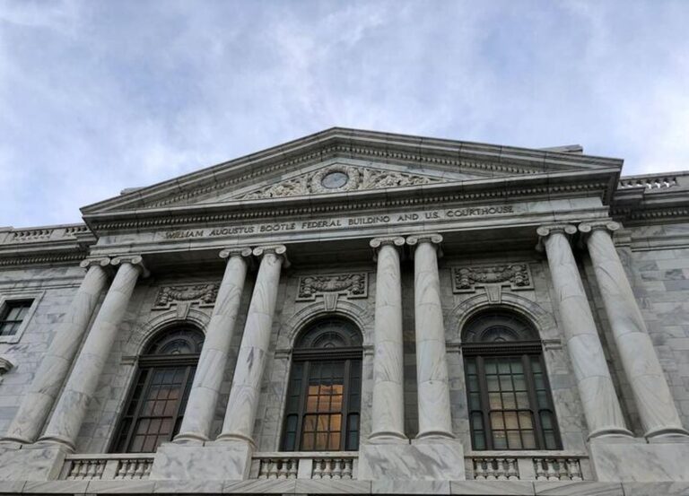 Она покончила жизнь самоубийством в тюрьме округа Уилкинсон, и ее семья подала в суд.