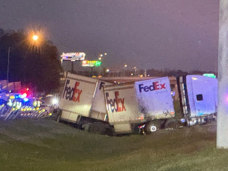 1 погибший, агент ранен в аварии с участием грузовика FedEx на И-240