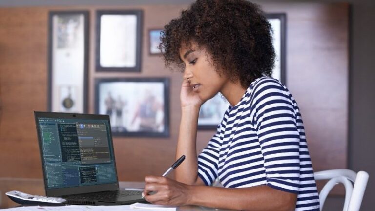 Удаленная и гибридная работа может повысить занятость, говорится в докладе парламента Великобритании