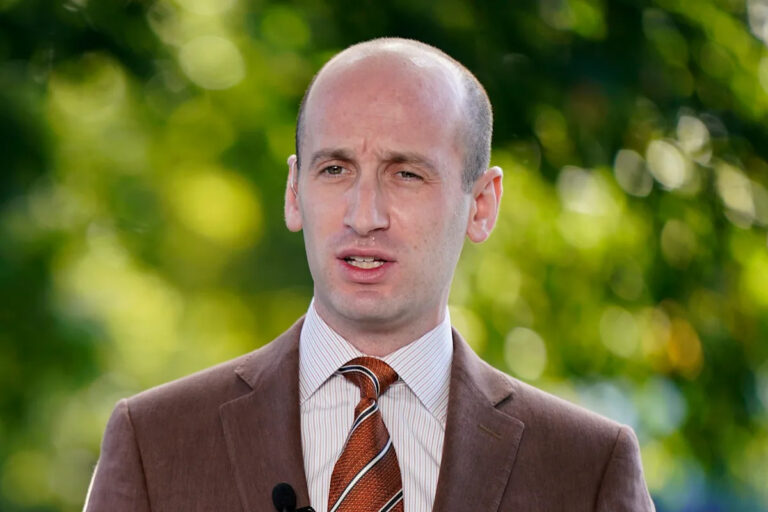 Стивен Миллер разжигает ярость нападением на назначенного Трампом судью: «Искренне отвратительно»