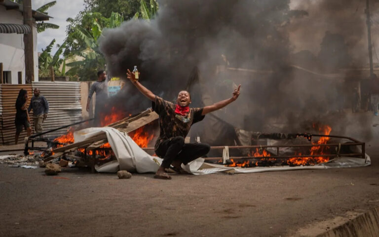 Сотни людей погибли в ходе беспорядков на выборах после того, как президент набрал 98 процентов голосов