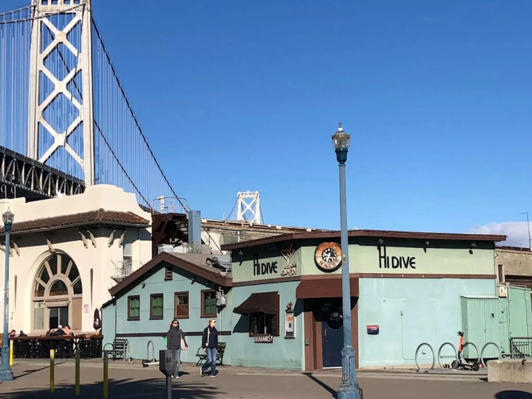 Этот участок Эмбаркадеро С.Ф. когда-то развлекал шумных морских рабочих. Теперь все по-другому.