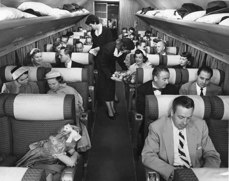 Правительство хочет вернуть «цивилизованность» на рейсах, начиная с одежды