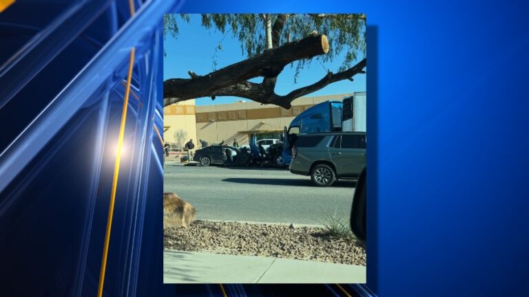 1 человек, перевезенный по воздуху после лобовой аварии между транспортным средством, полугрузовиком