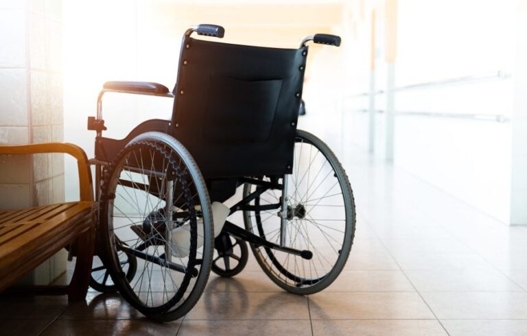 Иллинойс оштрафовал 20 домов престарелых Metro East и учреждений по уходу за престарелыми