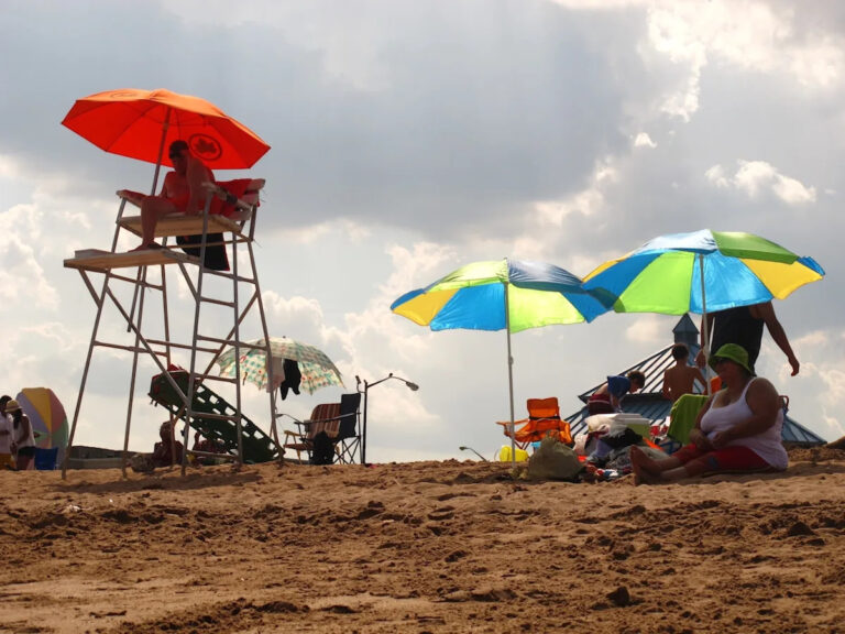 Около 30 пляжей закрыты в штате Массачусетс во время жары