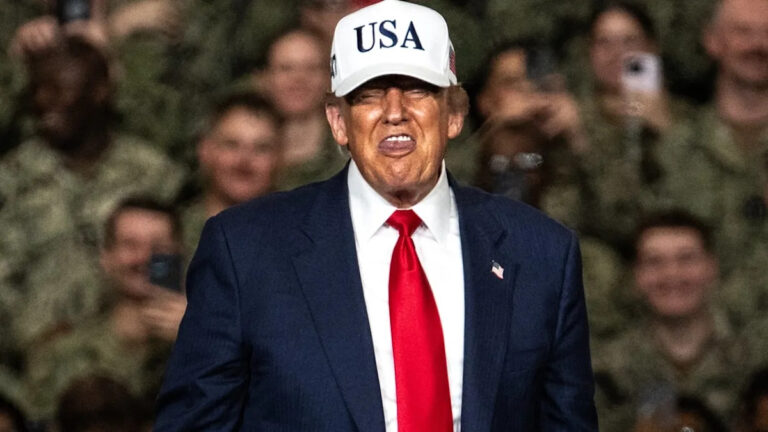 79-летний Трамп смущается, объясняя воду военно-морскому флоту