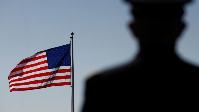 Учителя, работающие без зарплаты в военных школах США во время закрытия, получили долговые письма