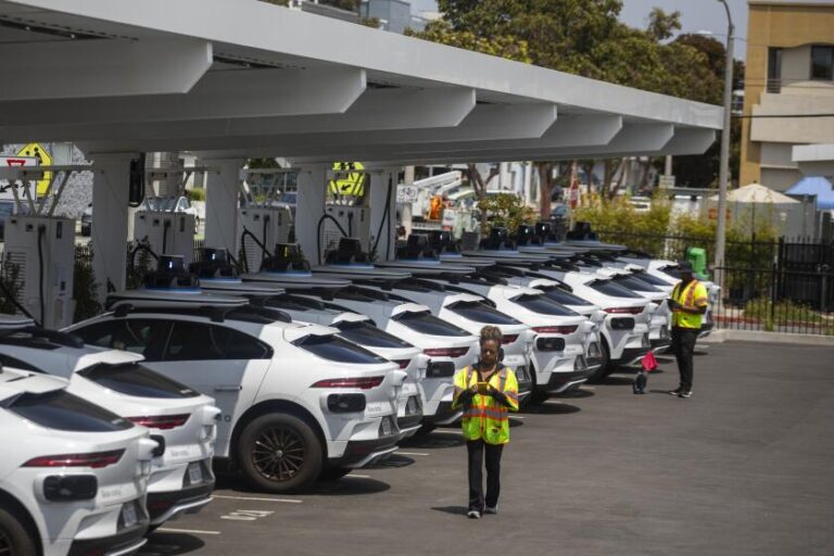 Waymo подает в суд на Санта-Монику, а город подает в суд: суд борется впереди