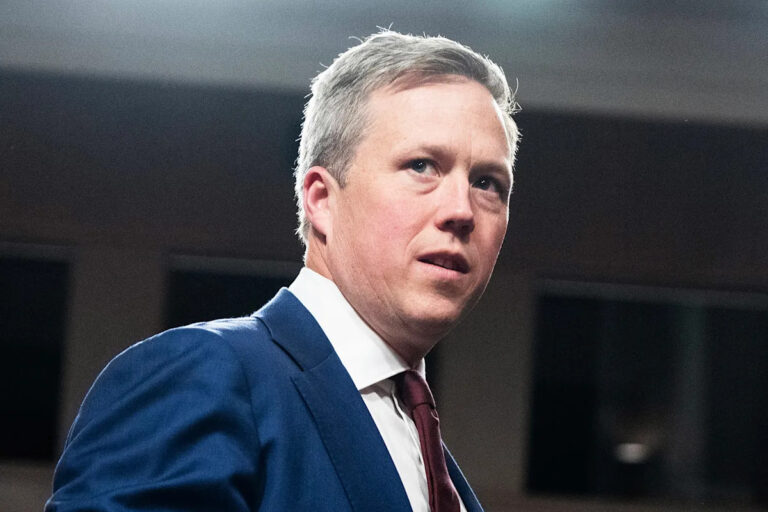 Министр армии США предупредил Украину о скором поражении, продвигая первоначальный мирный план