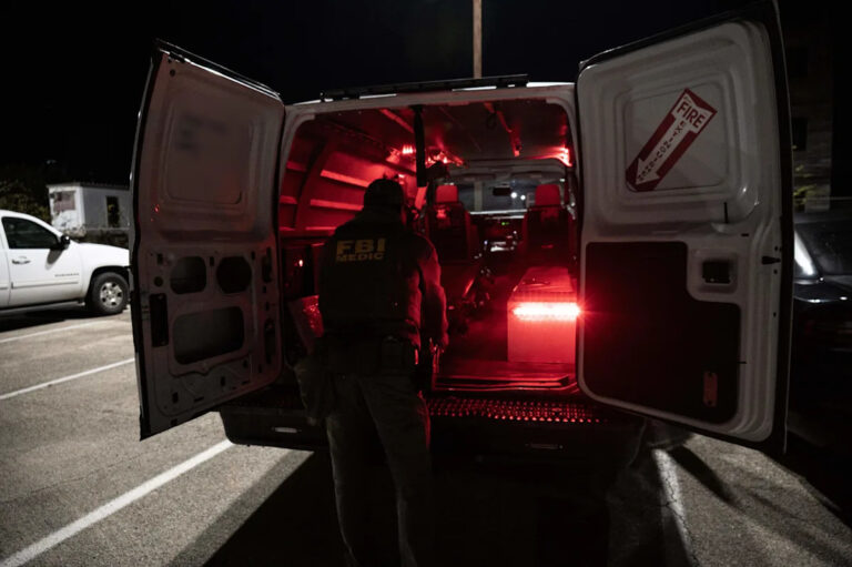 Более 20 членов банды Арлингтон арестованы, им предъявлены обвинения RICO, сообщает ФБР.