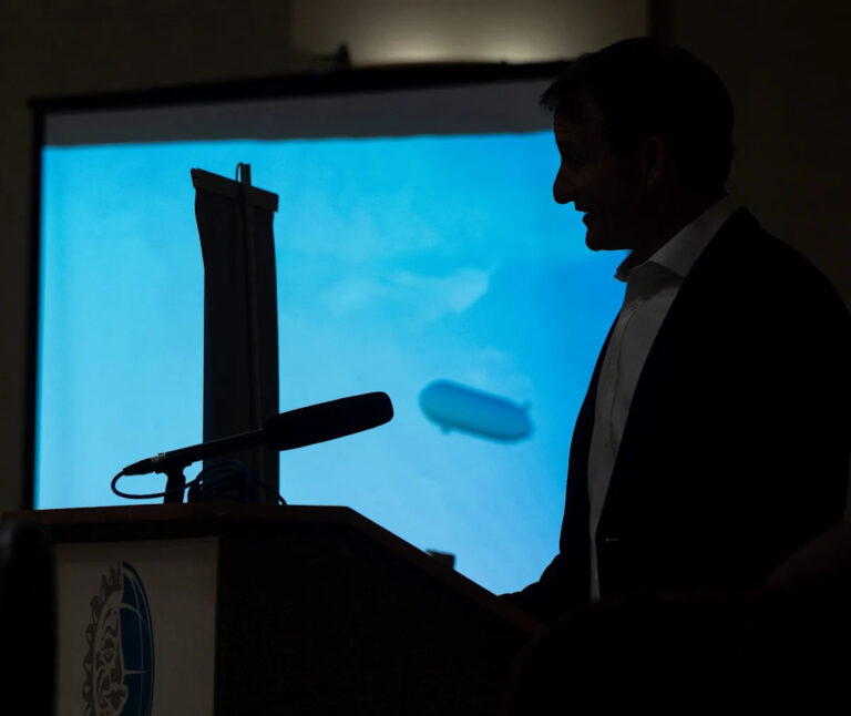 Самый большой самолет в мире» видели над США.