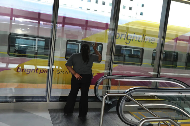 Брайтлайн подала в суд на 60 миллионов долларов экс-дирижёра с диагнозом ПТСР после того, как он стал свидетелем 7 смертей