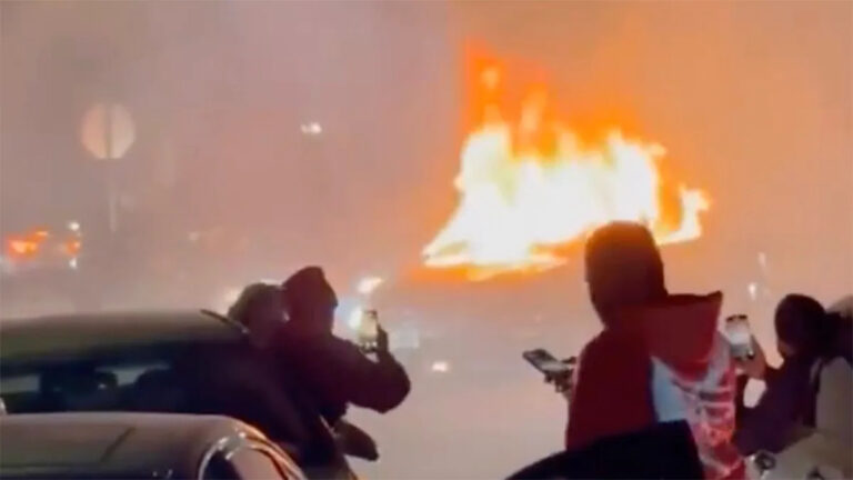 Арест, произведенный после взрывного захвата улицы, показывает, как толпа засадила пару во время встречи огненной машины