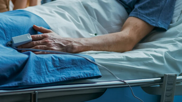 Чиновники подтверждают первую смерть от странной пищевой аллергии, вызванной ничего не подозревающими тварями: «Расширение населения Соединенных Штатов подвергается воздействию».