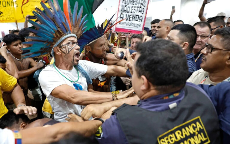 Протестующие коренных народов, вооруженные дубинками, штурмуют саммит Cop30 в Бразилии