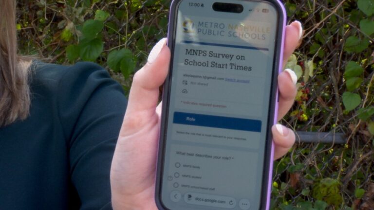 Родители расстались, так как государственные школы Метро Нэшвилла взвешивают время начала новой школы