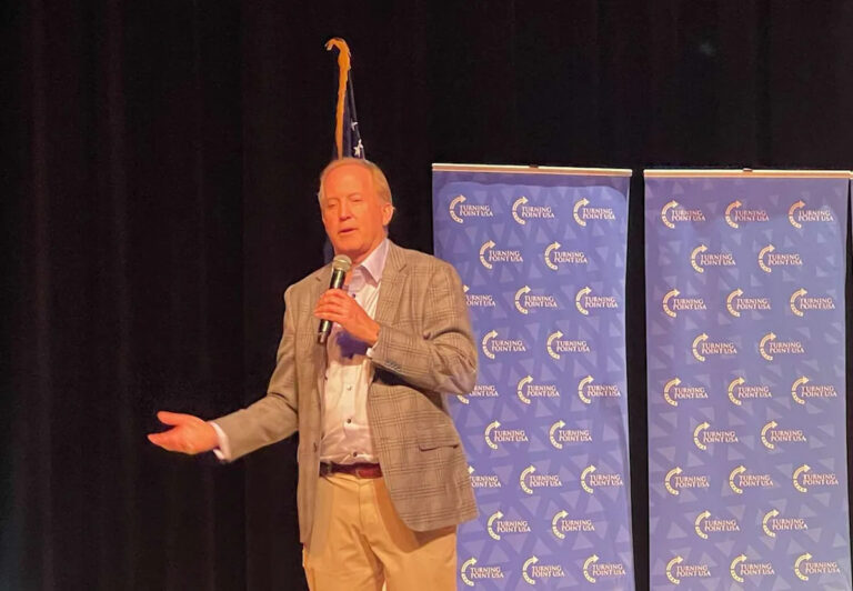 Техасские тяжеловесы призывают студентов обратиться к Богу и политике