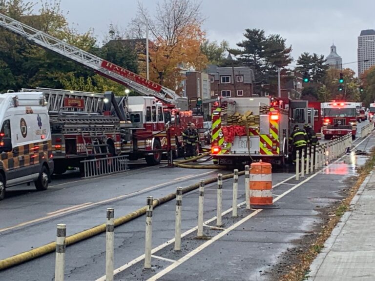 2 спасенных, 24 перемещенных в результате пожара в многоквартирном доме на Уэзерсфилд-авеню в Хартфорде