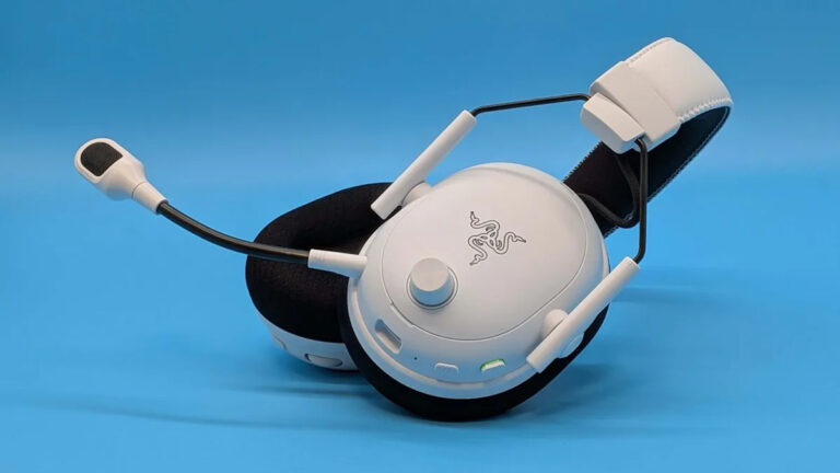 Razer бездумно отчуждает половину своей аудитории рекламой, показывающей мужчину, блокирующего «выстукивание» женщины с помощью своей последней гарнитуры.