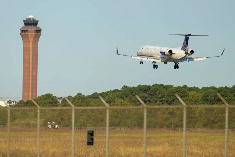 Сколько рейсов было отменено в аэропортах Хьюстона после сокращения FAA