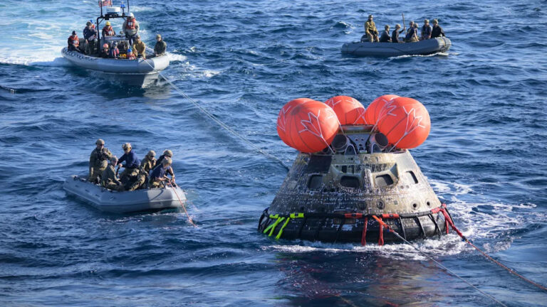 Космические эксперты призывают спасать астронавтов после второго спуска в этом году