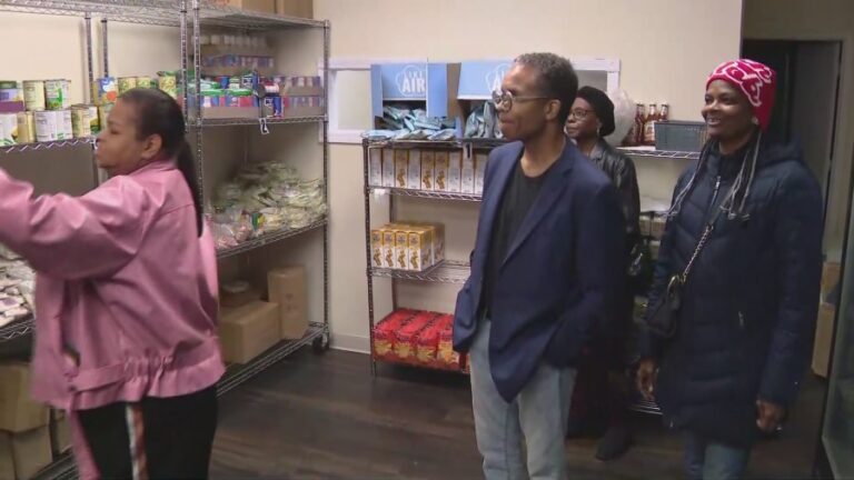 Джесси Джексон-младший помогает раздавать индейки нуждающимся в течение недели благодарения, выполняя просьбу отца