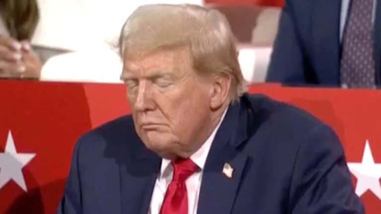 Смущенный Трамп, 79 лет, ошибочно усиливает призывы к импичменту