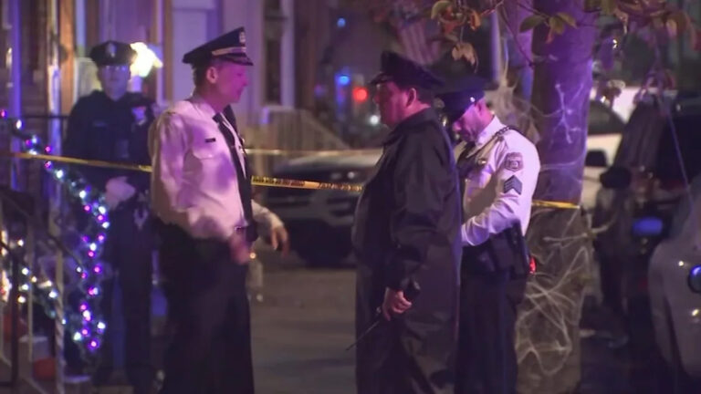 15-летний мужчина был задержан после того, как 16-летний мужчина был застрелен в районе Порт-Ричмонд в Филадельфии