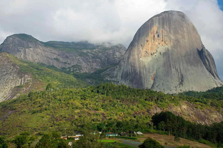 Мужчина, 26 лет, и женщина, 42 года, умерли после того, как в машине, как они думали, занимались сексом, свалившись с утеса на сотни ног.