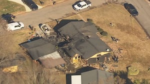 Пожарные, выпущенные из больницы после пожара, взрыва в доме в Солсбери