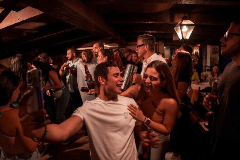 Социальное приложение, которое позволяет только тем, кто зарабатывает не менее 80 тысяч долларов, вызвало висцеральную реакцию.