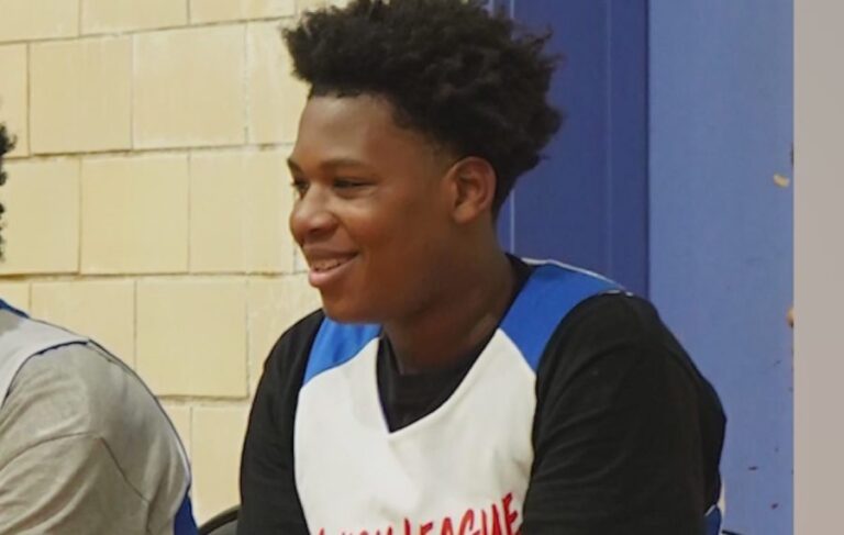 Сообщество скорбит о 14-летнем американце, погибшем в одном из двух инцидентов со стрельбой в Лупе через несколько часов после зажигания рождественской елки.