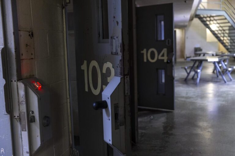 Редкий взгляд на рассыпающуюся тюрьму округа Фултон с шерифом Лабатом