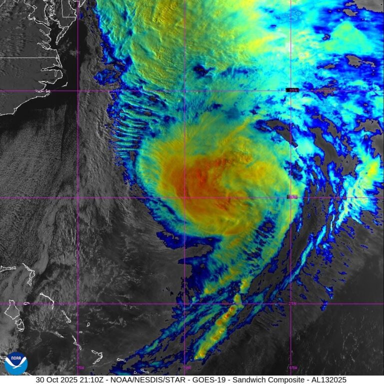 Национальный центр ураганов отслеживает ураган Мелисса, приближающийся к Бермудским островам у побережья Флориды