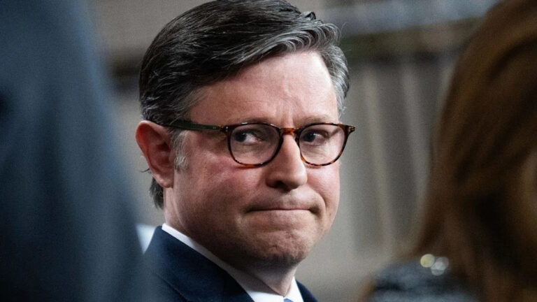 Более 200 законодателей требуют от спикера Майка Джонсона прекратить антитрансовую риторику в Конгрессе