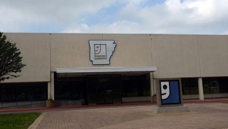 Фотографии тревожной сцены на складе Goodwill вызывают возмущение: «Что-то гораздо страшнее»