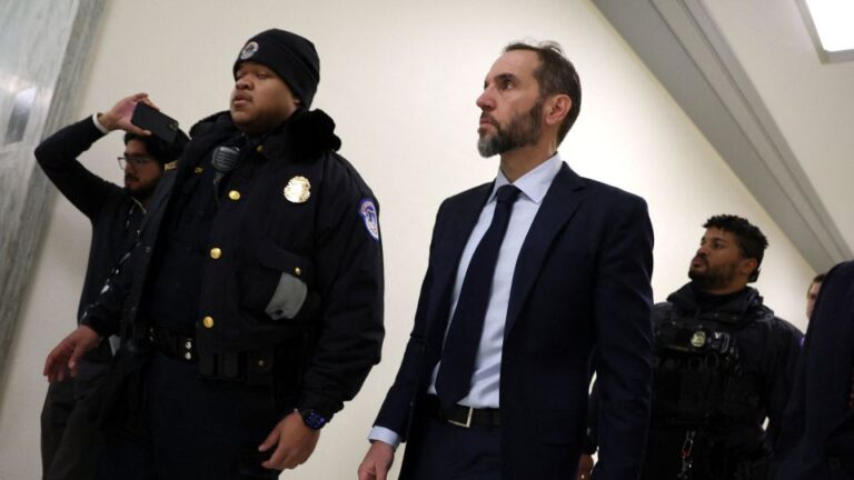 Джек Смит свидетельствует на закрытом слушании, что это было его решение обвинить Трампа, согласно показаниям, полученным CNN.