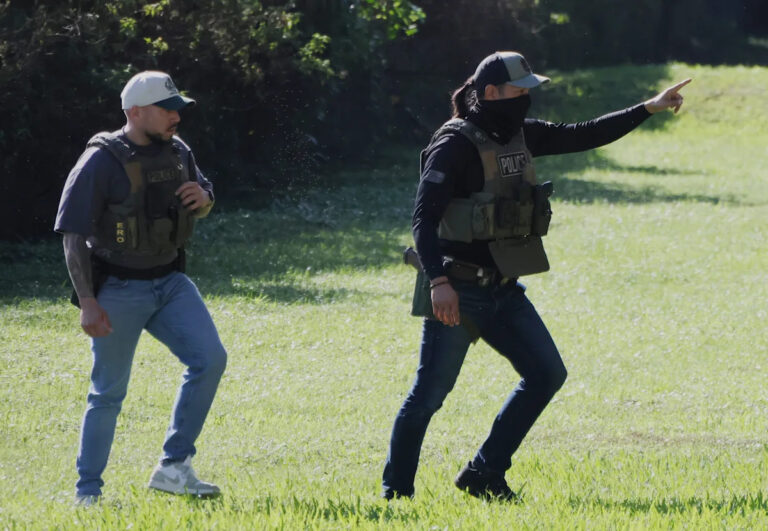 Агенты ICE и бойцы FHP задерживают водителей по всей территории Дэви