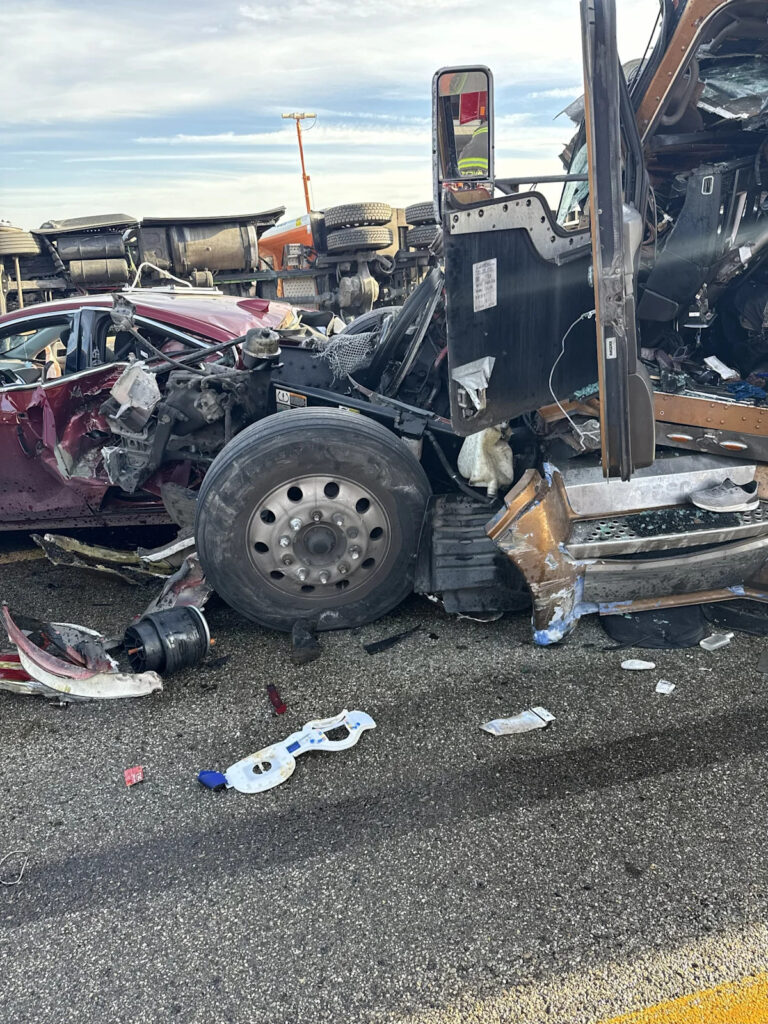 Десятки аварий продолжают происходить на одной части Тернера Тернпайка.