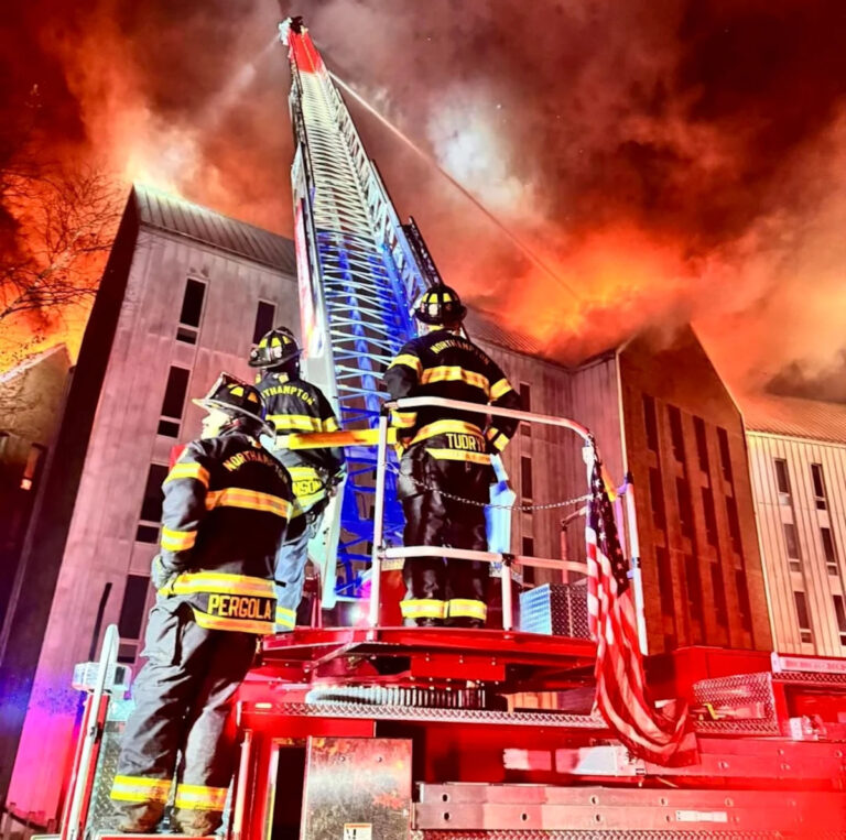 В Амхерсте объявлено чрезвычайное положение после того, как массовый пожар вытеснил 230 жителей