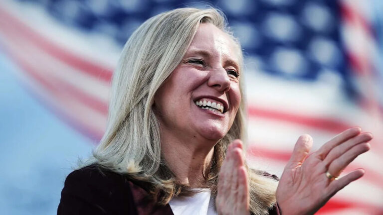 Союзник ЛГБТК+ Эбигейл Спанбергер нападает на антитранс-республиканца, чтобы выиграть гонку губернатора Вирджинии