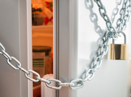 Отец, подруга за решеткой за то, что голодала 5-летняя, запирала холодильник, кладовую и мусор: полиция