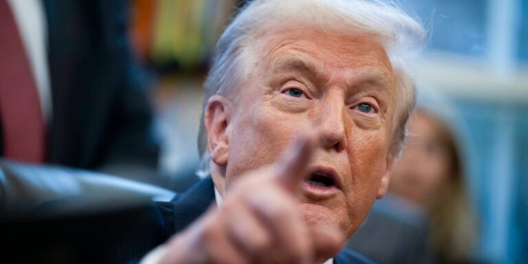 Трамп рассердился из-за «глупых» республиканцев, попадающих в «ловушку» демократов Эпштейна