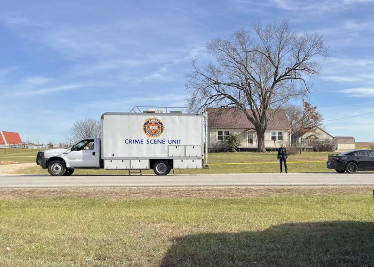 4 офицера из 6 человек расстреляны к югу от Топики; подозреваемый, 22, погиб