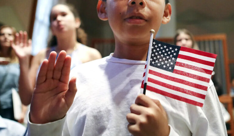 Иммиграционное агентство США запускает повторный допрос владельцев грин-карт из 19 стран, вызывающих озабоченность